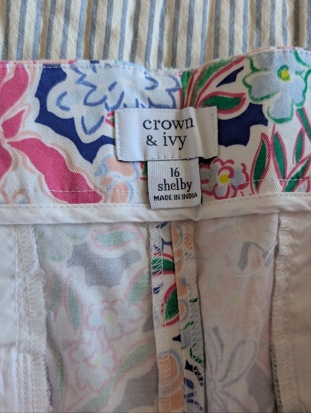 Crown & Ivy Floral Scalloped Hem Shorts Size 16 - Picture 4 of 5